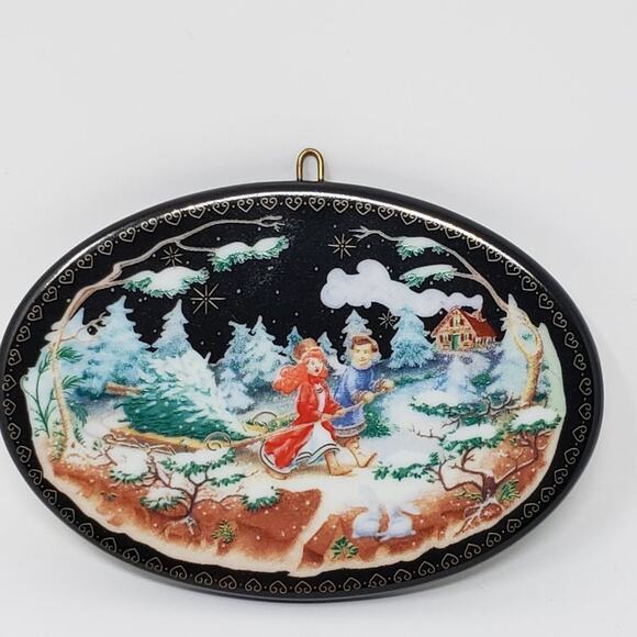 1993 Hallmark Bringing Home The Tree Holiday Christmas Ornament - Picture 3 of 5